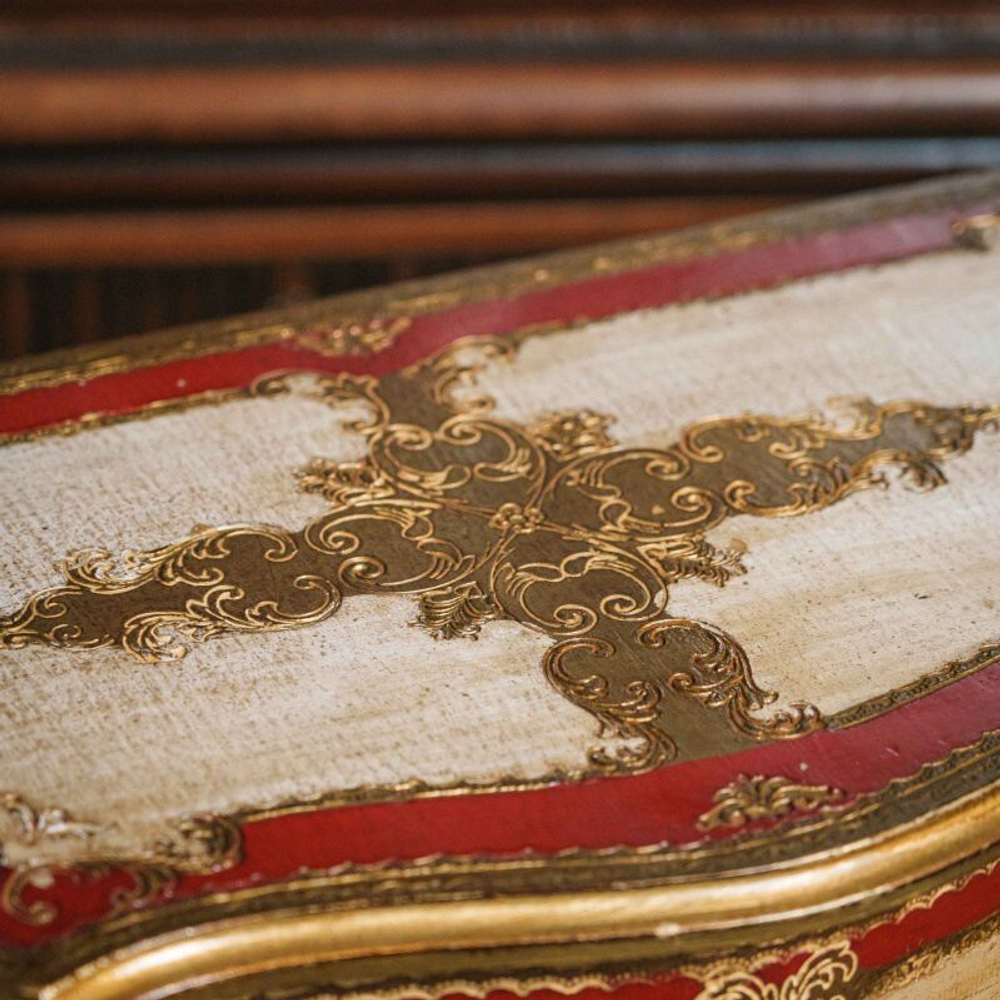 Комод в флорентийском стиле