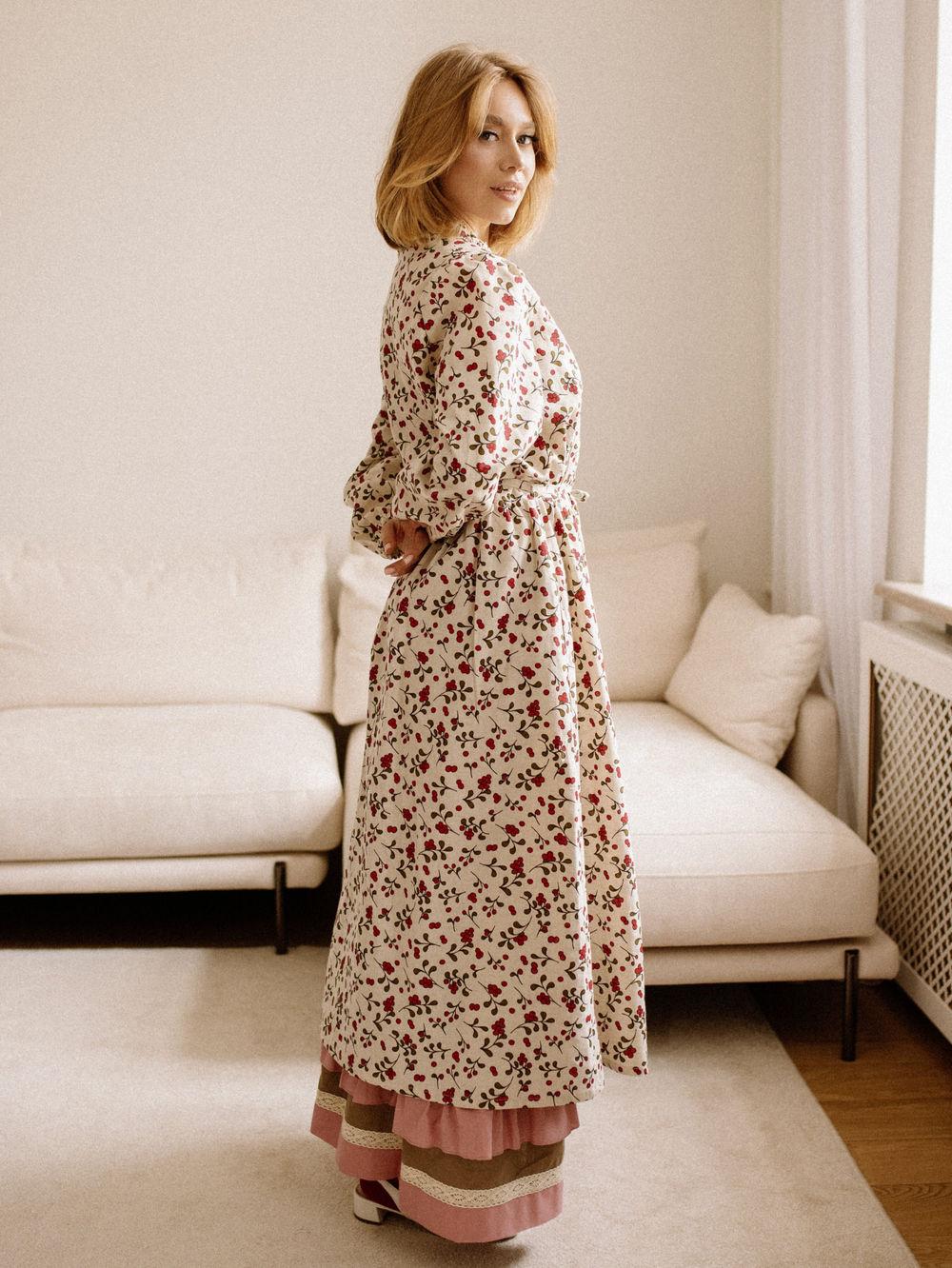 Платье с воротником стойкой