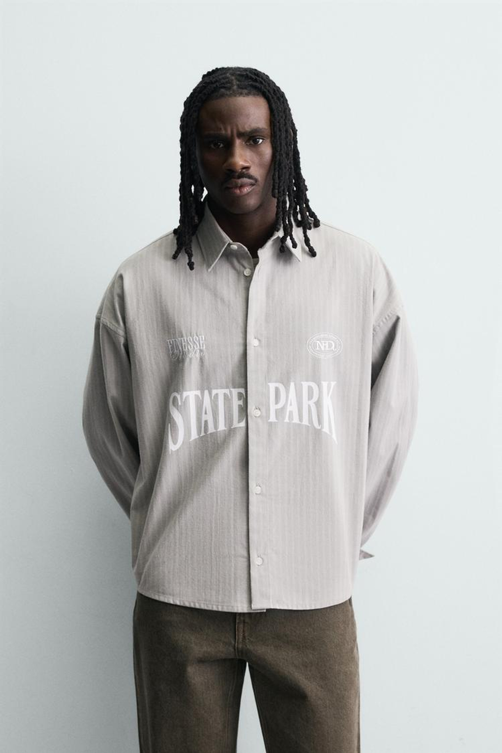 ZARA РУБАШКА В ПОЛОСКУ С КОНТРАСТНОЙ ВЫШИВКОЙ, СЕРЫЙ