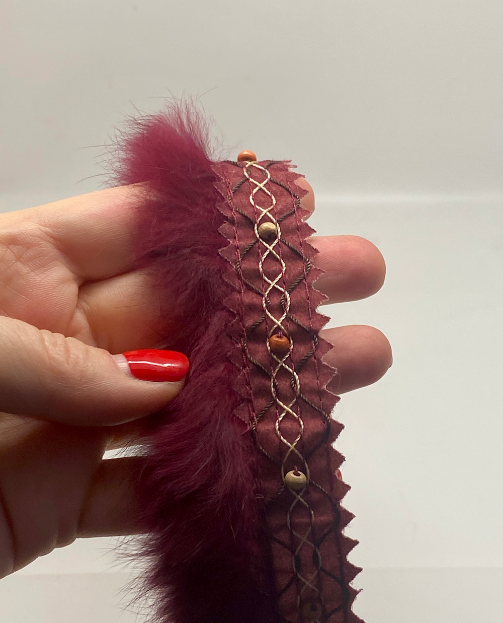 Тесьма отделочная (мех кролика, бусины дерево) бордовый ш-4см. 1м