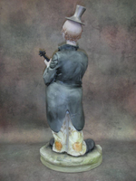 Статуэтка. Фарфор. Клоун с домброй. Capodimonte. Италия