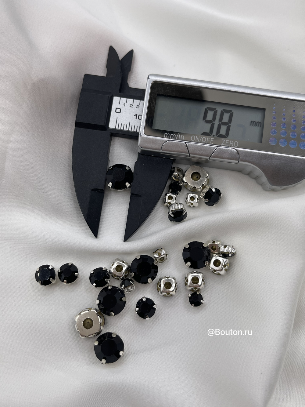 Стразы пришивные круглые в квадратных в цапах черные