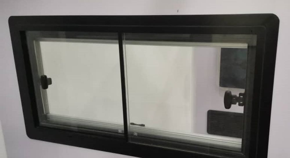 Окно сдвижное Mobile Comfort W7040SR 700x400 мм, штора рулонная, антимоскитка