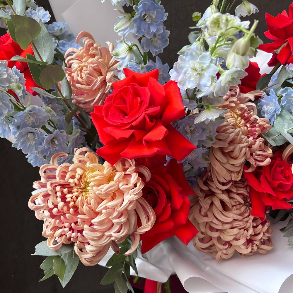 Авторский букет «Девица в кокошнике» алая французская роза с дельфиниумом/ Цветы/ букет от RoseMarkt