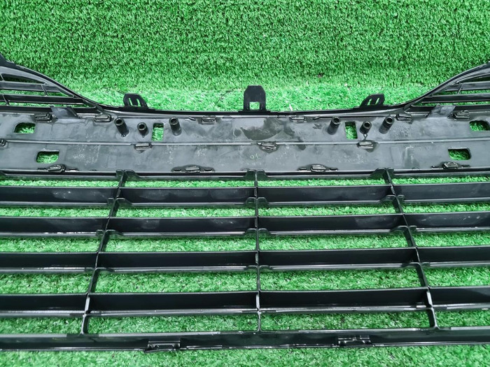 Решетка переднего бампера Toyota Camry xv70 17-21