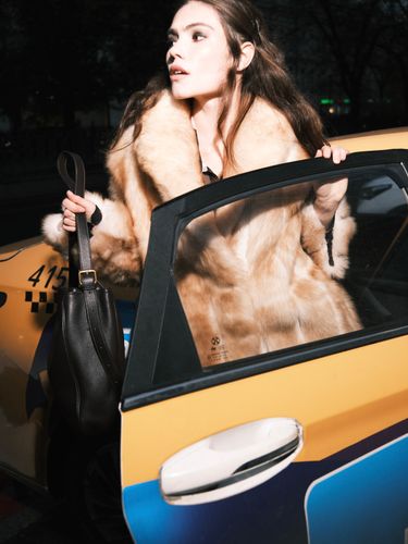 Короткая шуба из овчины и шалевым воротником