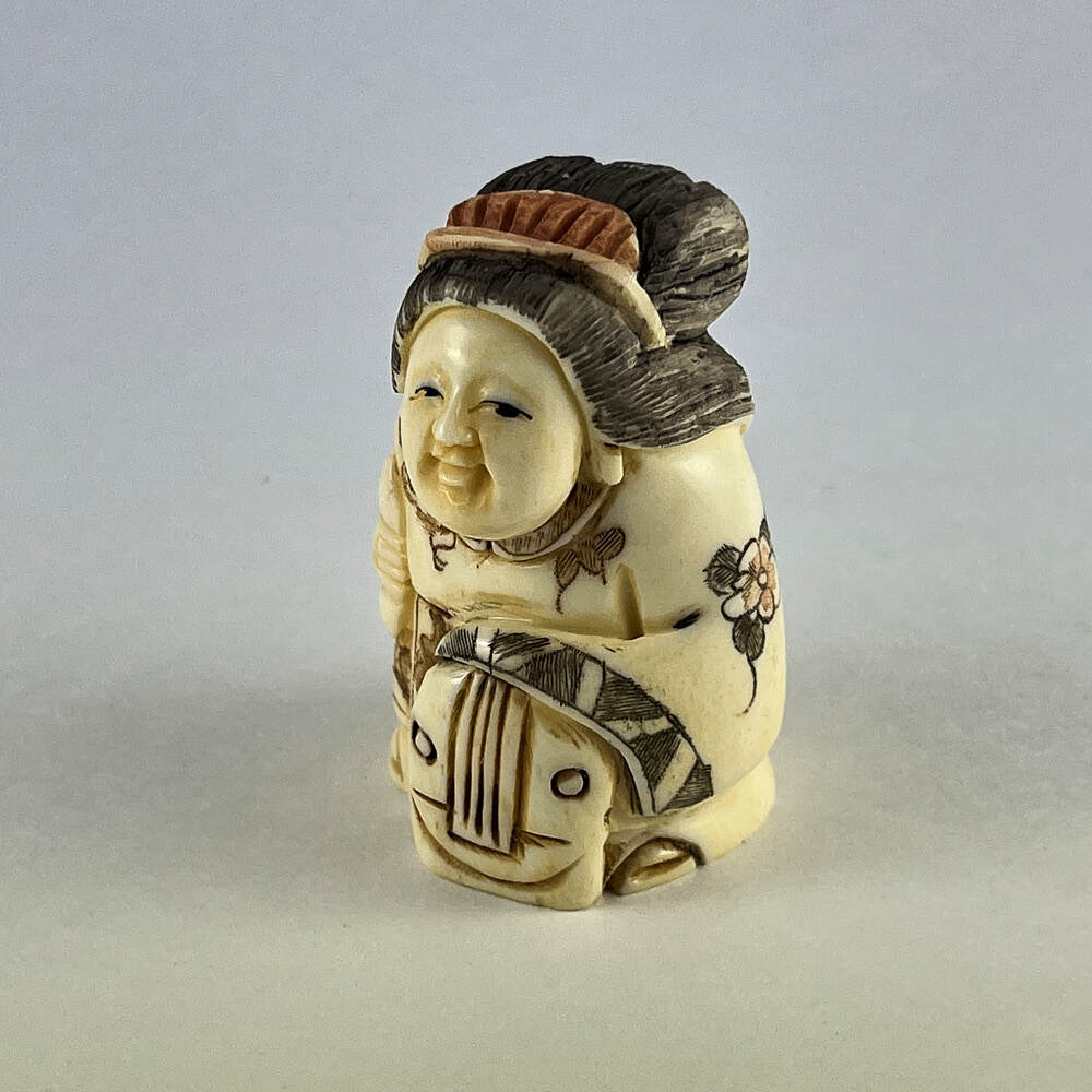 Статуэтка нэцкэ Бэндзайтэн (Бэнтэн) с волшебным музыкальным инструметом