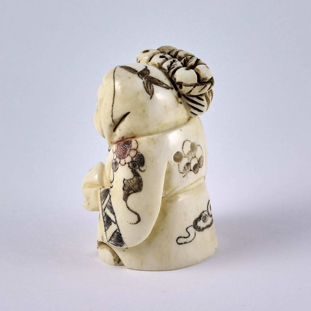 Нэцкэ Девочка Карако с корзиной рыбы на плече и персиком