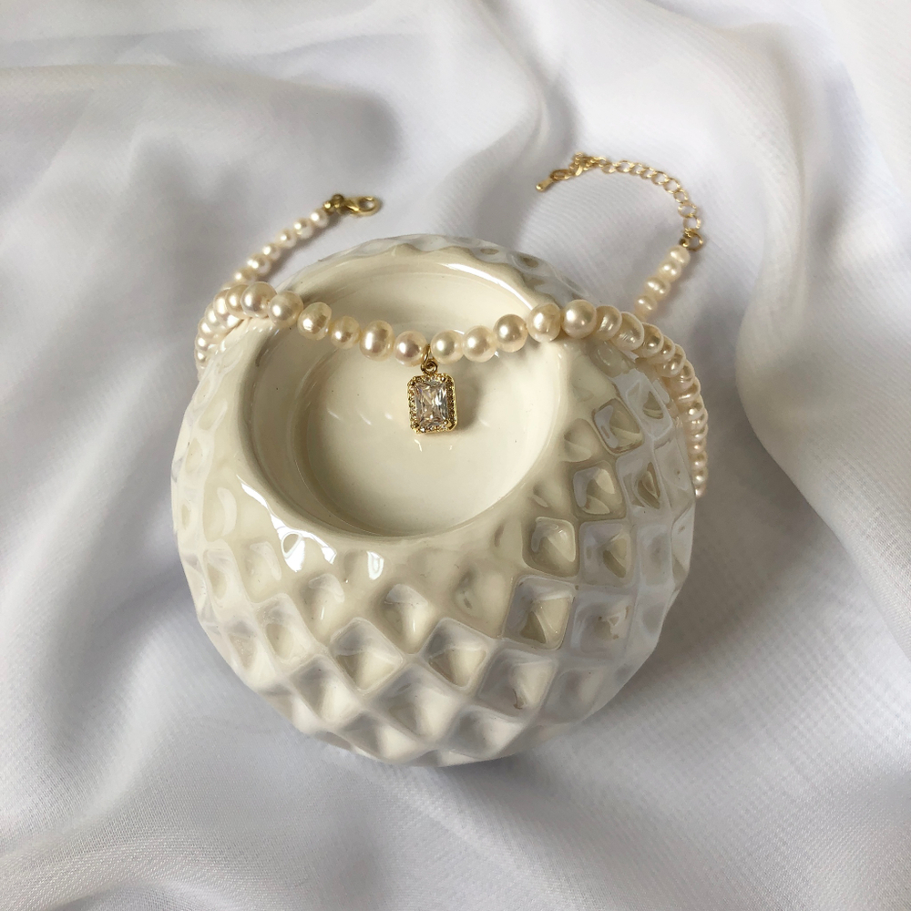 Колье из речного жемчуга с подвеской в цвете золото с кристаллом