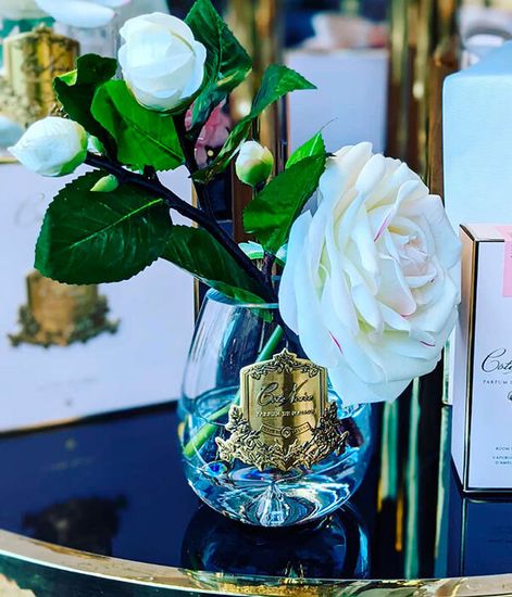 Роза чайная светло-розовая в прозрачной вазе, Cote Noire