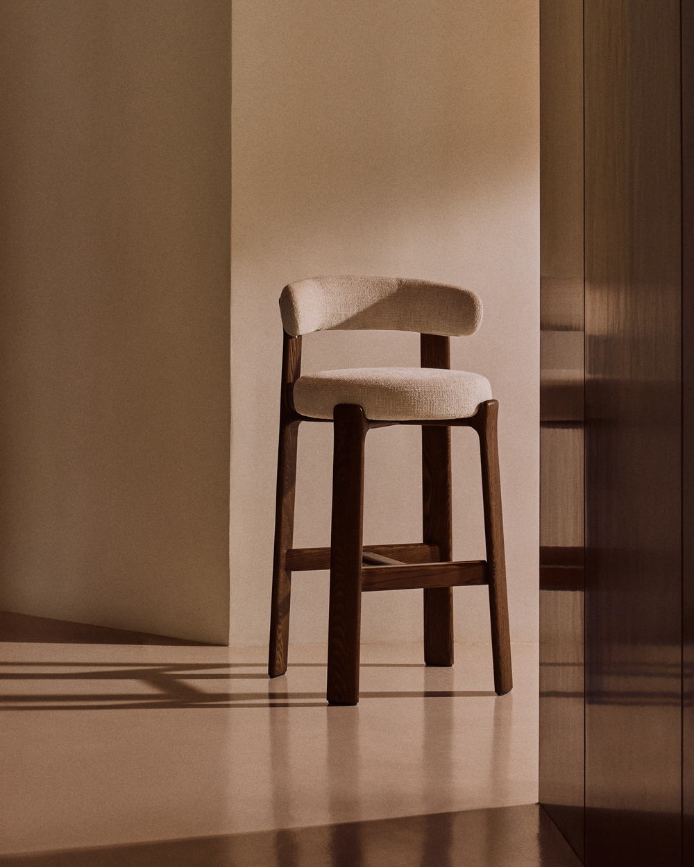 Барный стул Granite из бежевого шенилла и ясеня с отделкой орех 75 см