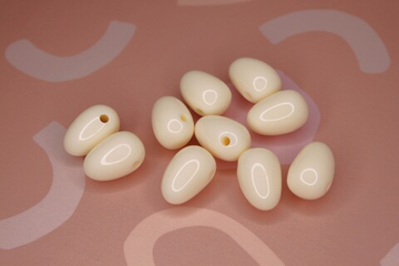 Бусина акрил белая капля small 22х14 мм