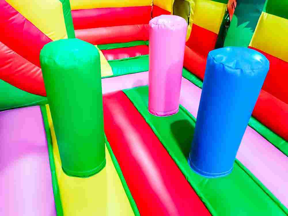 Коммерческий надувной батут "Джунгли" с горкой, 9*6*4.5 м