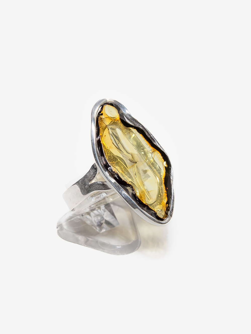 Уникальное серебряное кольцо с цельным янтарем, безразмерное