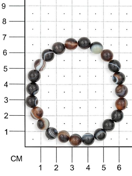 Браслет из камней глазкового агата фотография, на размерной сетке