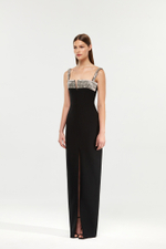 Платье макси из крепа с отделкой из кристаллов с разрезом