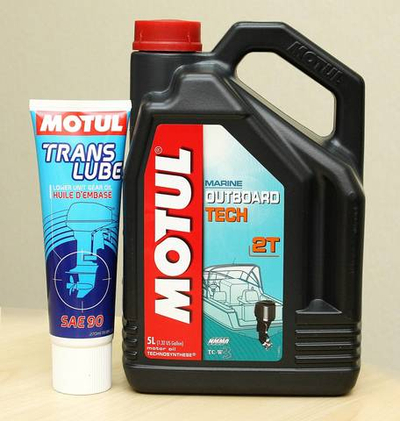 АКЦИЯ! Масло Motul Outboard Tech 2T 5л + Трансмиссионное масло Translube 90 в подарок!