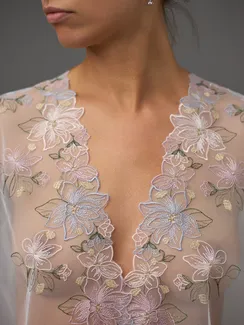 05-162 Вышивка на неэл. сетке 22 см, айвори/зеленый/розовый/желтый/голубой (левая)