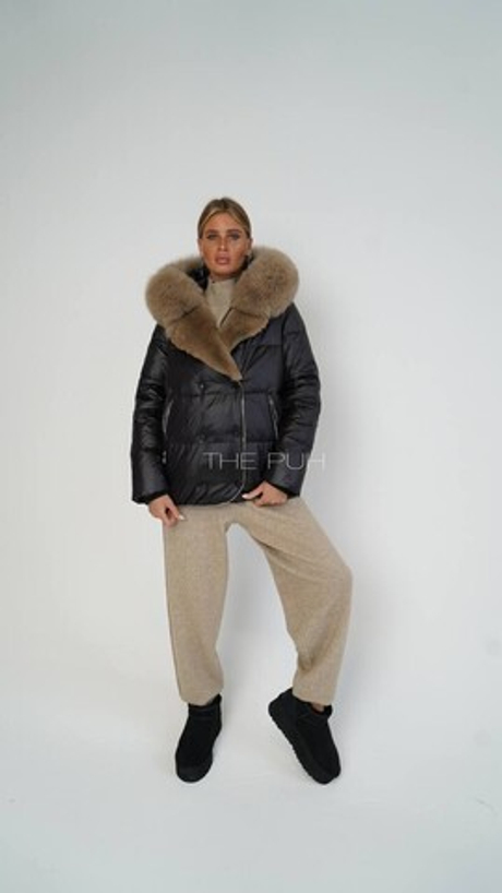 Черно-коричневый пуховик с меховой отделкой