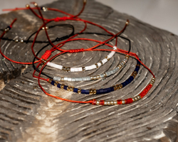 Браслет-морзе из бисера на красной нити "Будь собой" Desire by A.S.