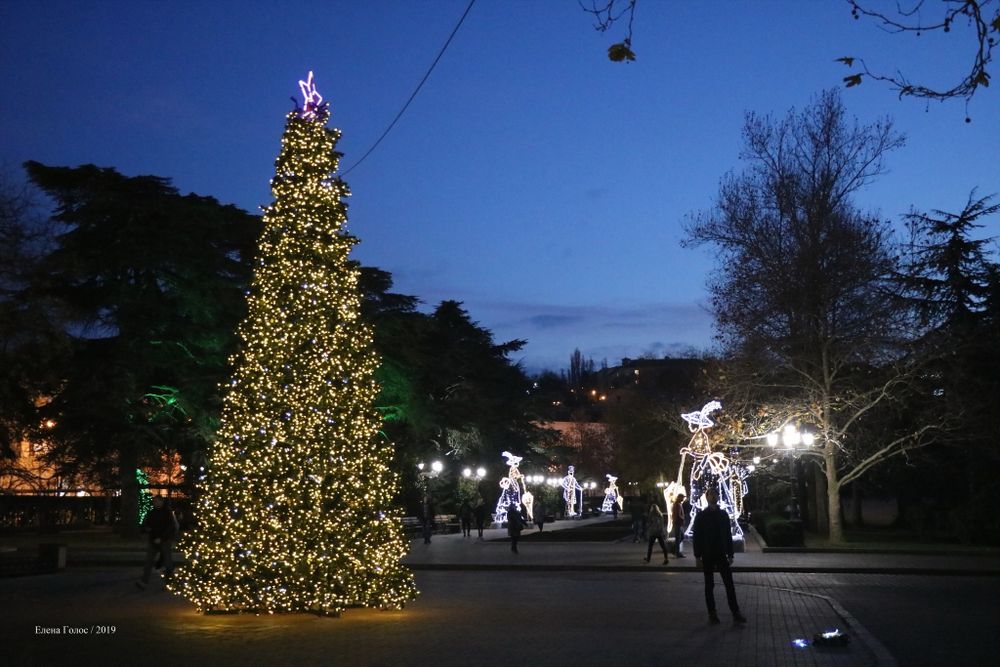 Светодинамическая елка каркасная - встроенная гирлянда: теплый свет - "Уральская" 5 м