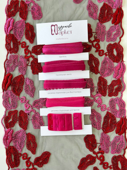 Вышивка на сетке черная с красными и розовыми губами неэластичная ширина 24 см ОТРЕЗЫ