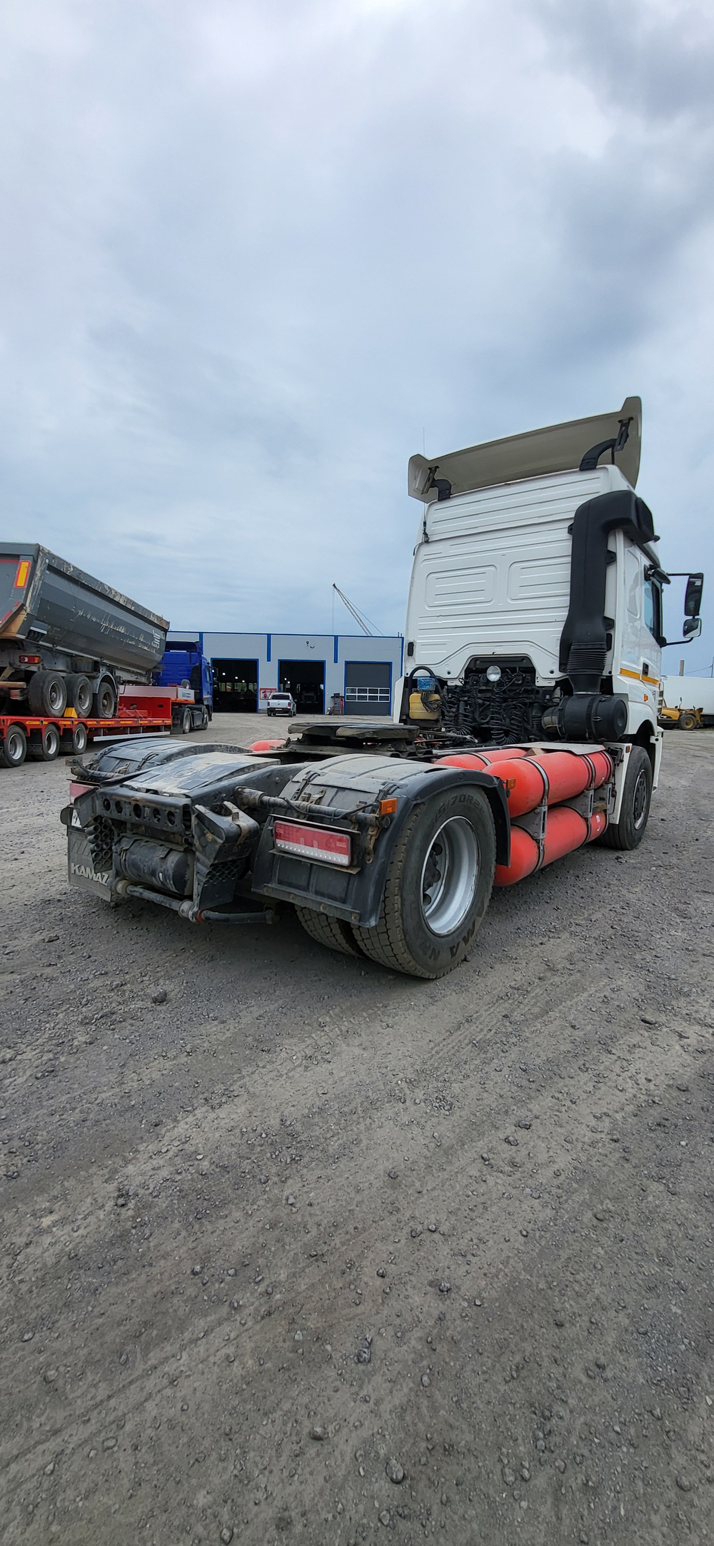 КамАЗ М1840 4x2 Седельный тягач 5490-5P (Газовый, 11,6 л, 389 л.с., МТ)