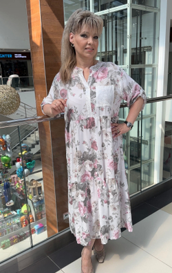 Светлое итальянское цветное платье с пайетками на кармашке