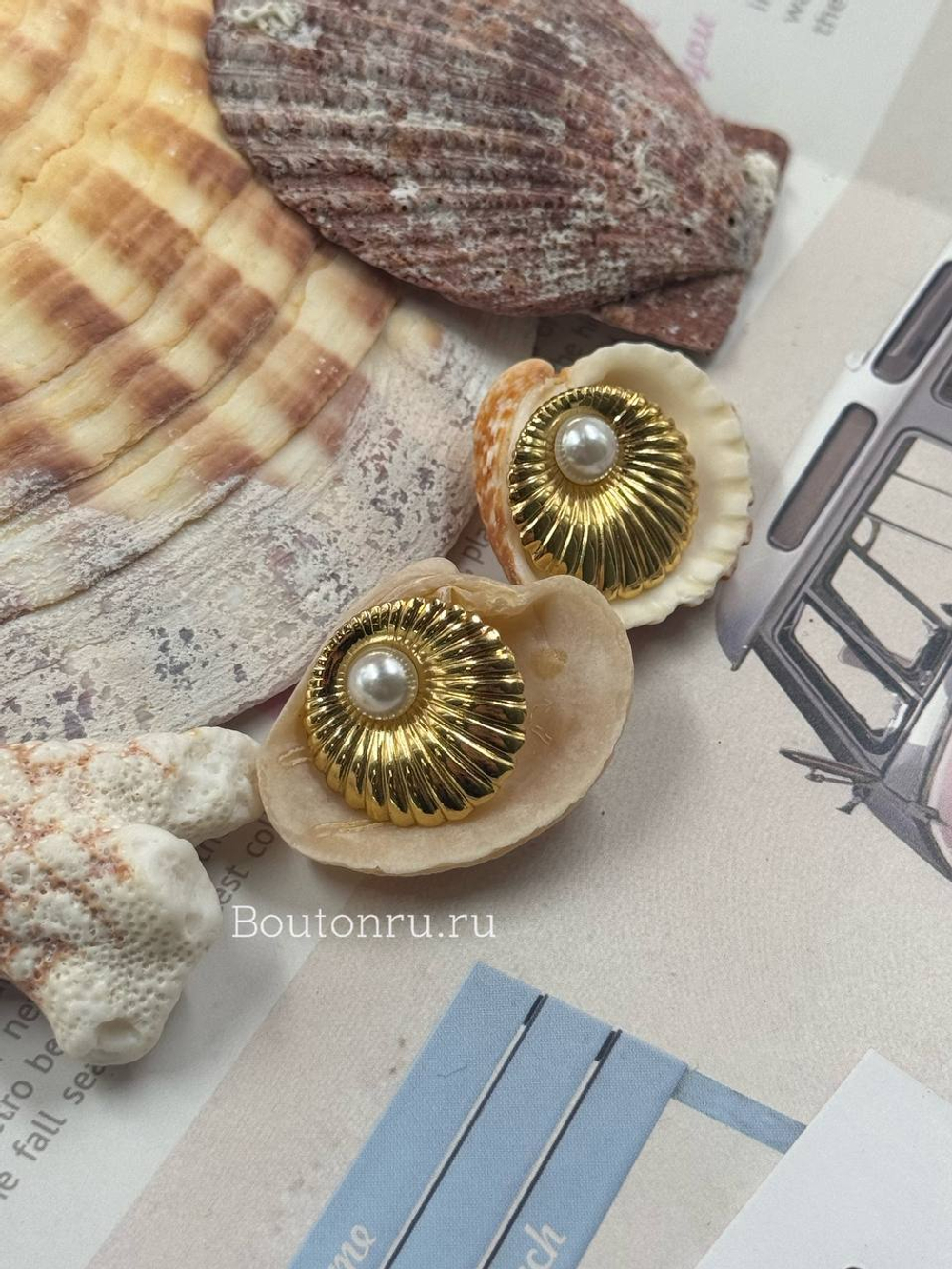 Серьги золотистые круглые рельефные с жемчужиной