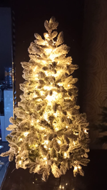 Заснеженная ель с гирляндой «Барокко» теплый свет (Литая+пвх) 240 см / 2,4 м