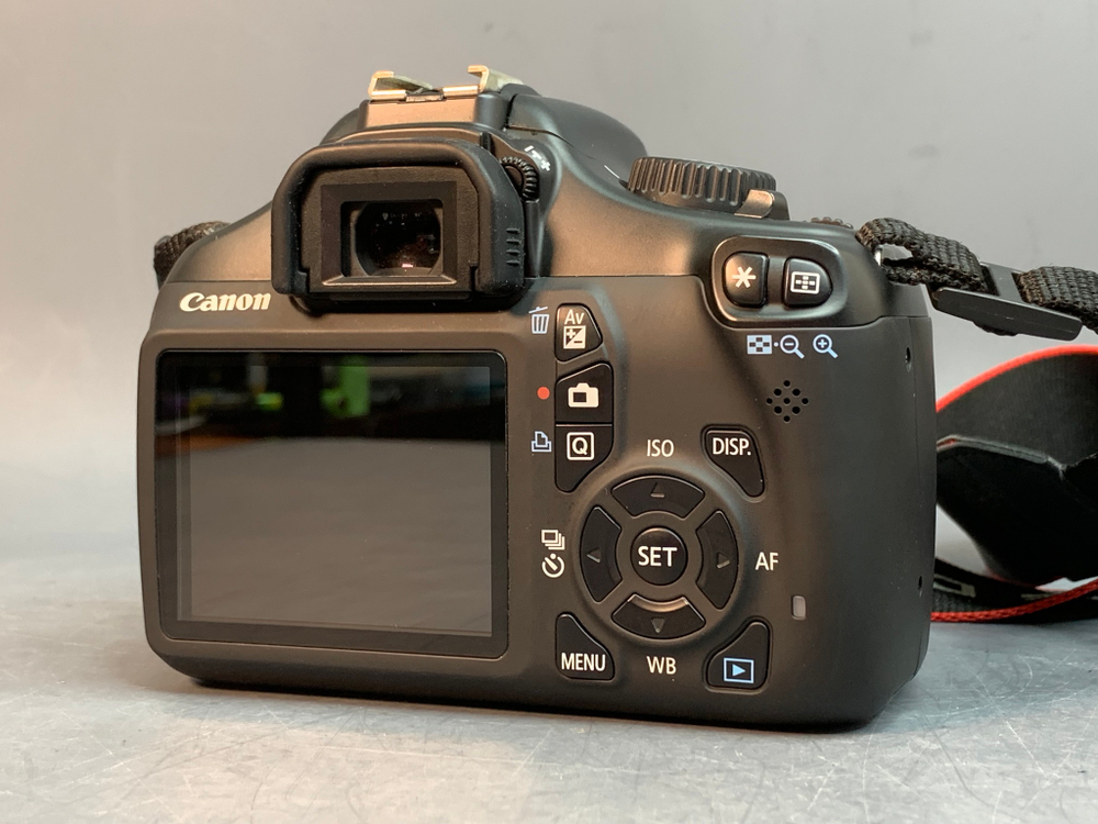 Canon 1100D kit 18-55mm 3.5-5.6 III 2.759 кадров