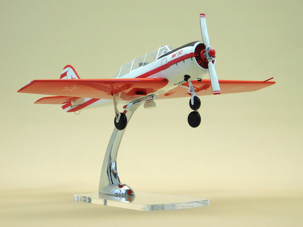 Модель самолета Як-52 (М1:30, ДОСААФ СССР,с выпущенными шасси)