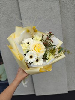 Солнечный букет в желтых тонах с пионовидной розой, герберами
