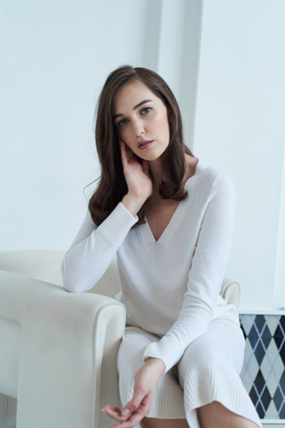 Кашемировый пуловер с глубоким декольте