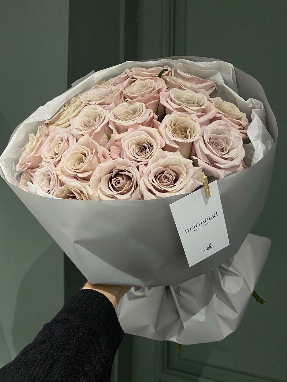 Букет 25 роз в кремовом оттенке в оформлении