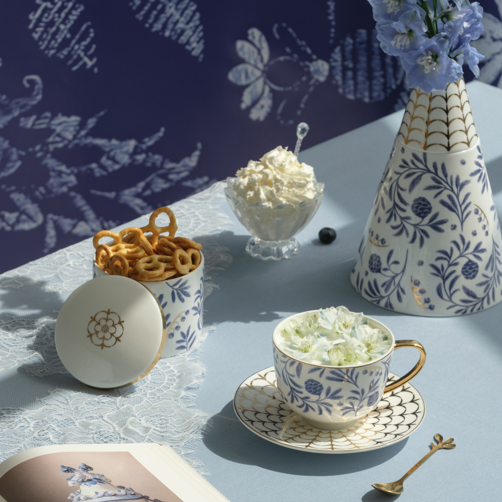 Емкость для хранения Farforite «Голубые ели» в подарочном тубусе