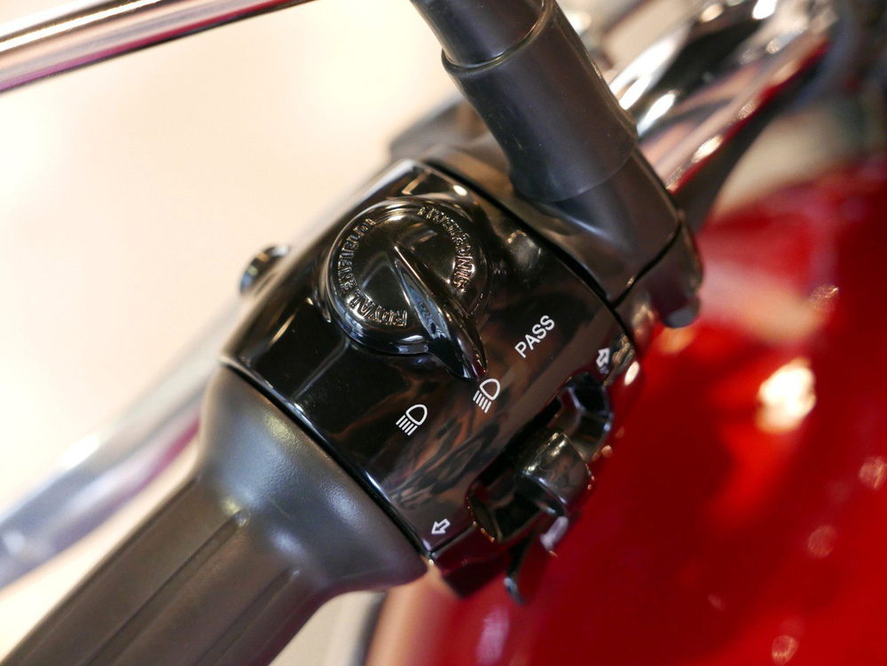 Royal Enfield Meteor 350 Supernova Red