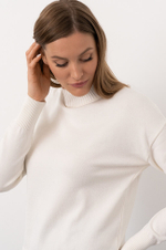 23129 Свитер женский (молочный)