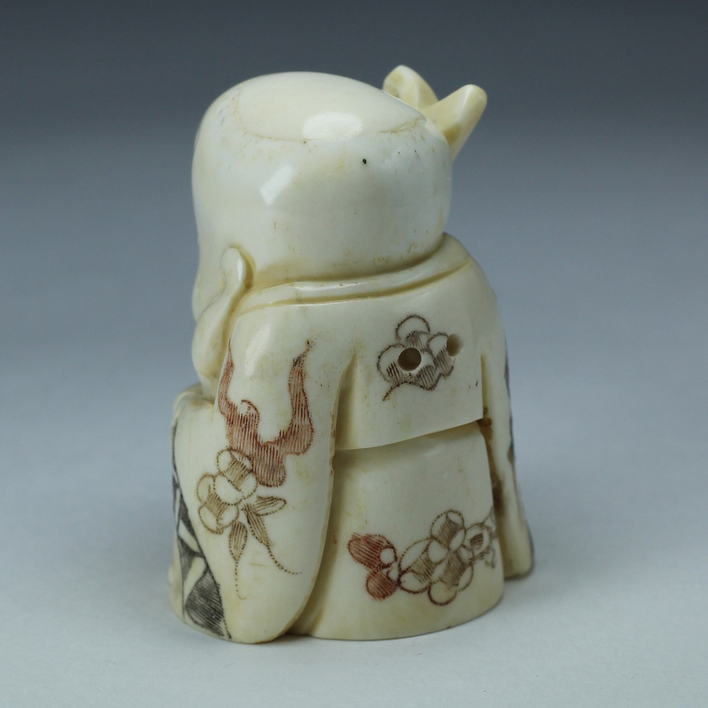 Нэцкэ Шоусин с посохом и табличкой пожелания счастья