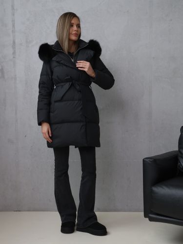 Черный удлиненный пуховик с меховым воротником