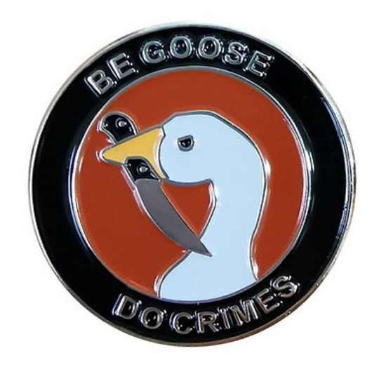 Значок металлический "Гусь с ножом. Be Goose.Do Crimes",3.2см