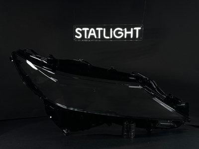 Правое стекло фары Toyota Camry XV70 2017-2020