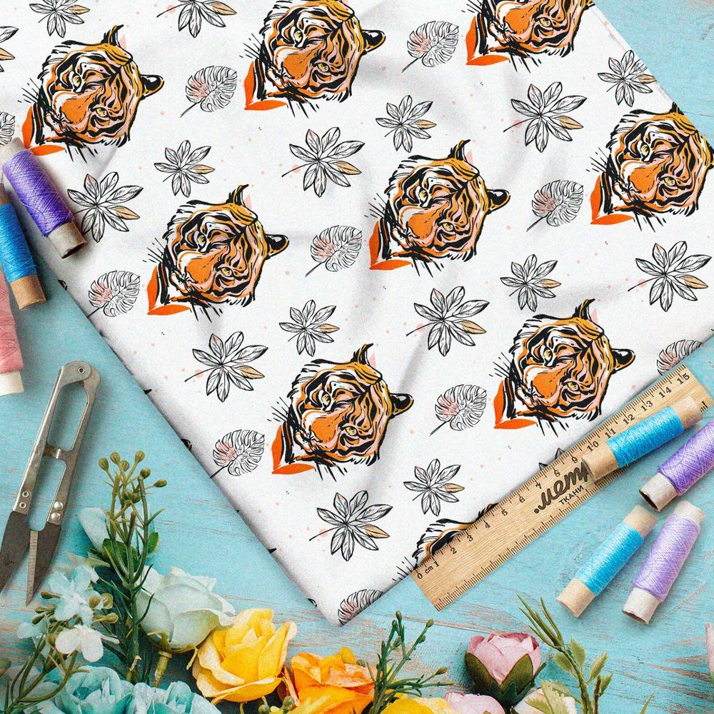Ткань оксфорд 210 головы тигров и эскизы листьев на белом фоне