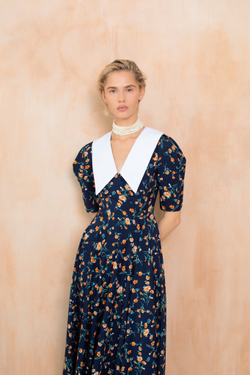 Платье с белым воротников