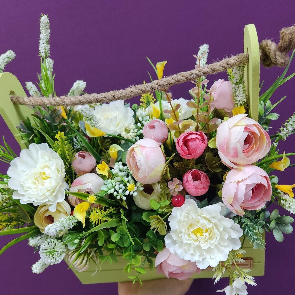 Ящик с искусственными цветами для декора