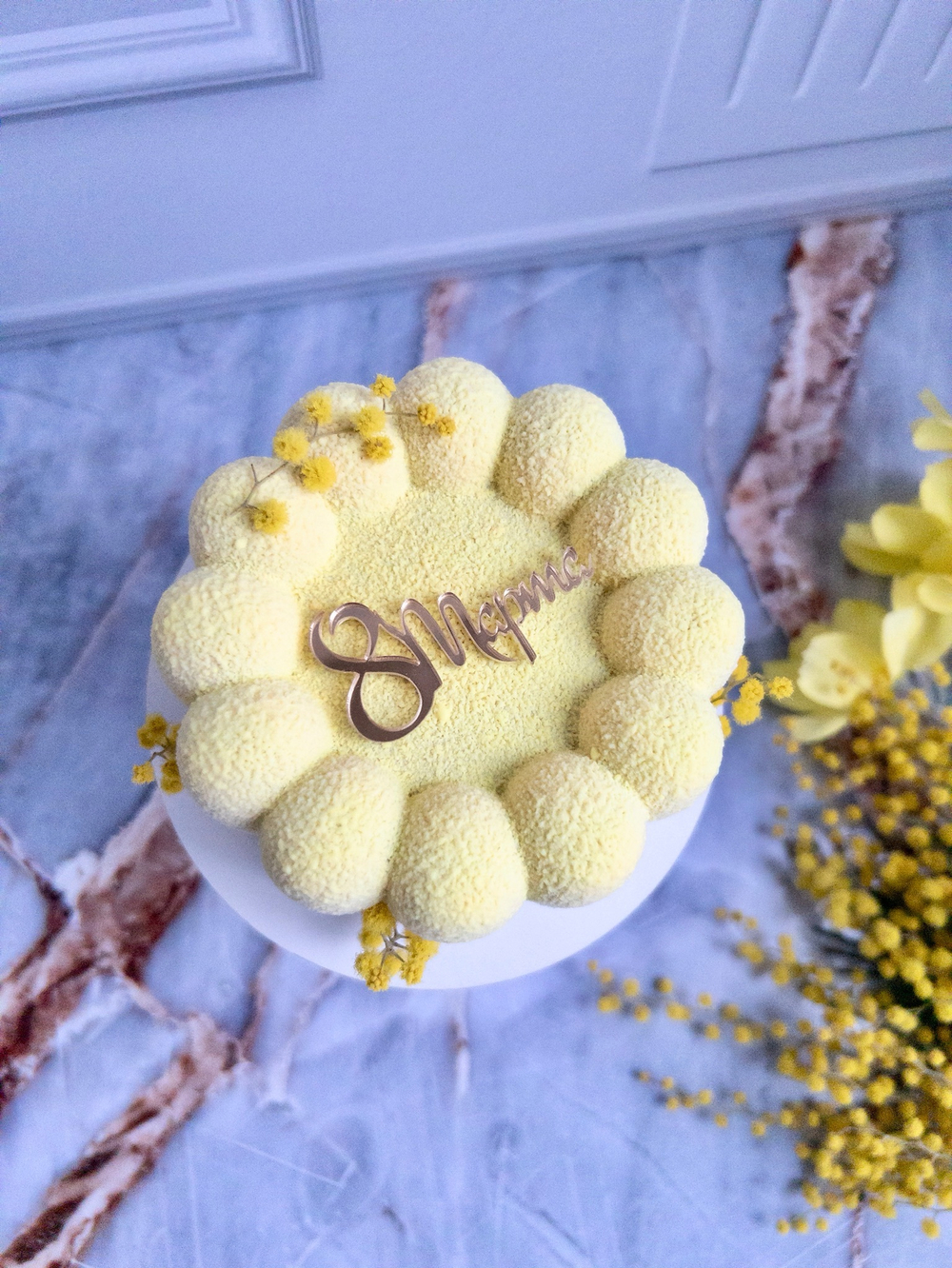 Мусовый торт с шоколадным покрытием велюр - Ромашка на 8 Марта (Клубника)