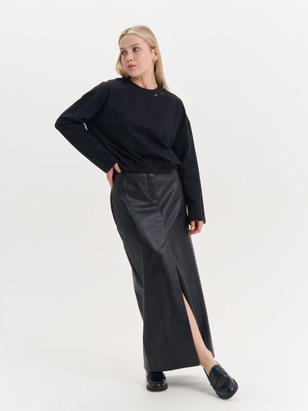 Свитшот укороченный с декором 