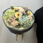 Букет с голубой гортензией и гермини