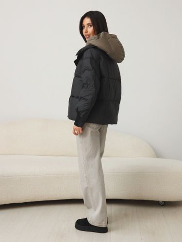 Черный укороченный пуховик с капюшоном цвета хаки
