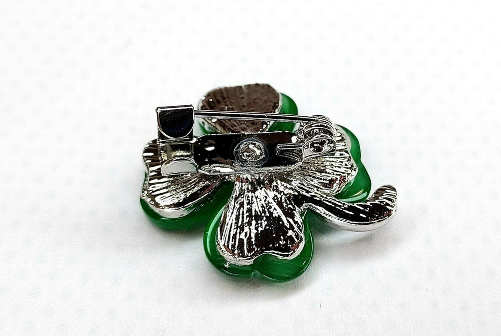 Брошка "Четырехлистный клевер".  Символ удачи. Оберег от сглаза. Цвет зеленый. Серебро